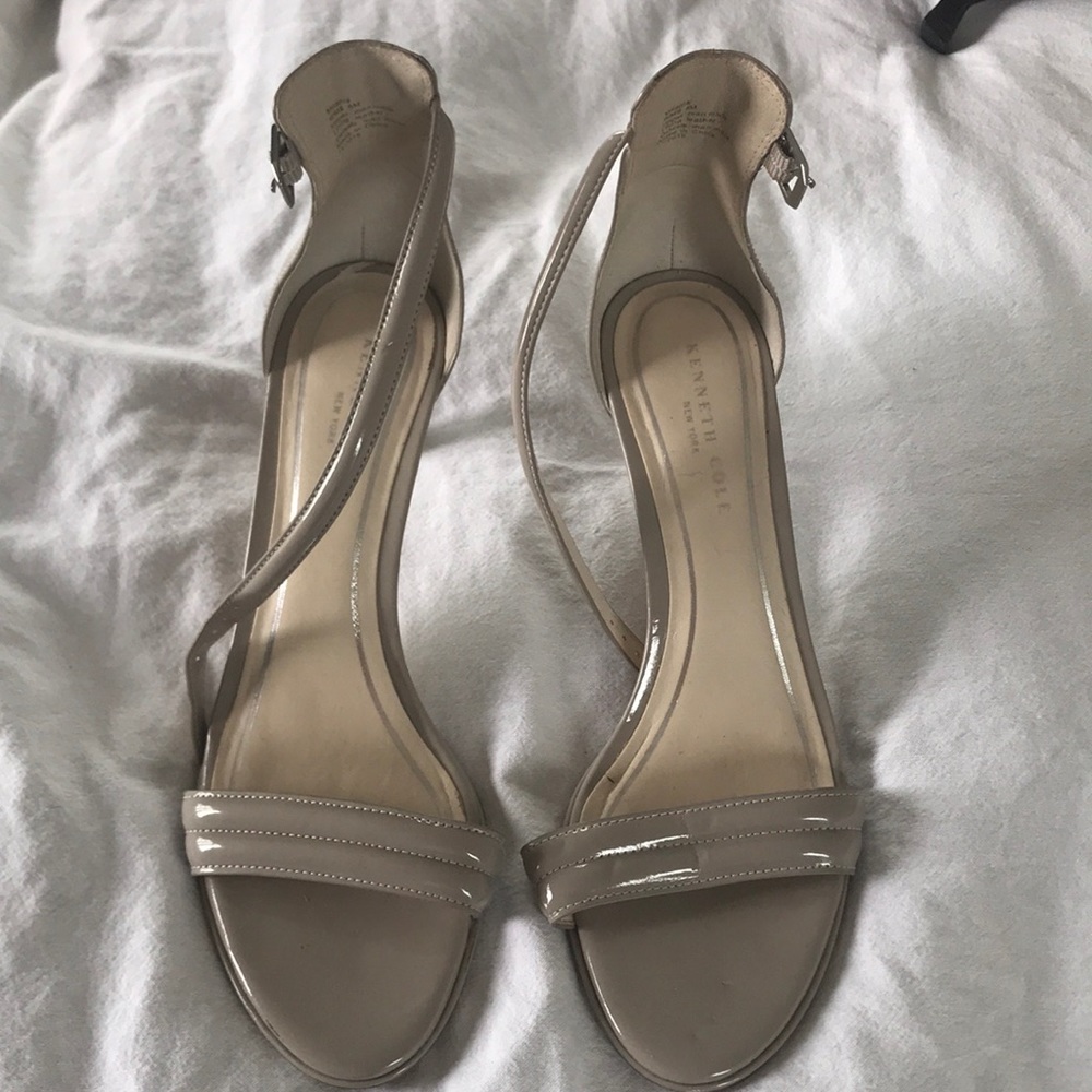 Kenneth Cole size 8 Lt grey sandals